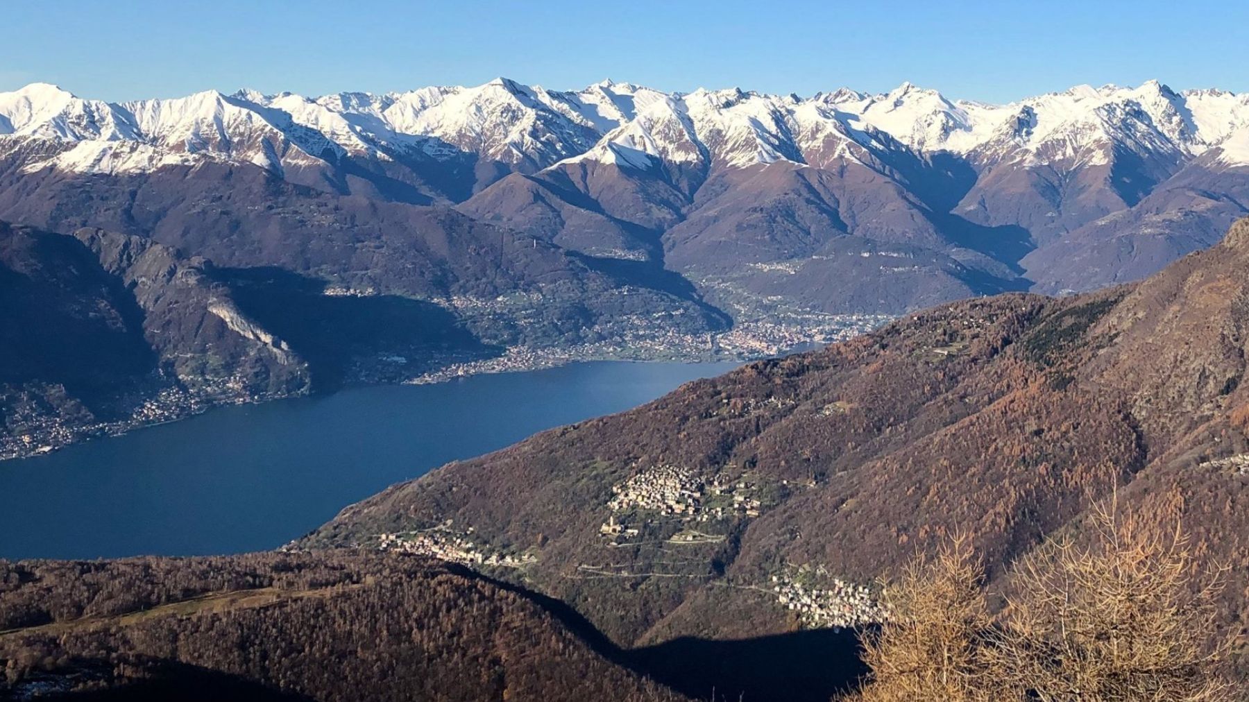 vista su lago di como e sulle alpi svizzere da giumello