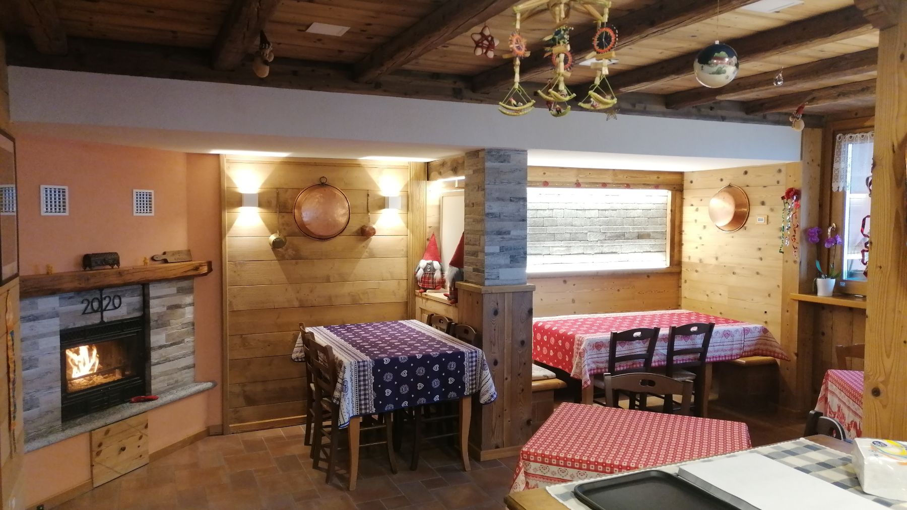 fireplace and dining room at Shambalà refuge