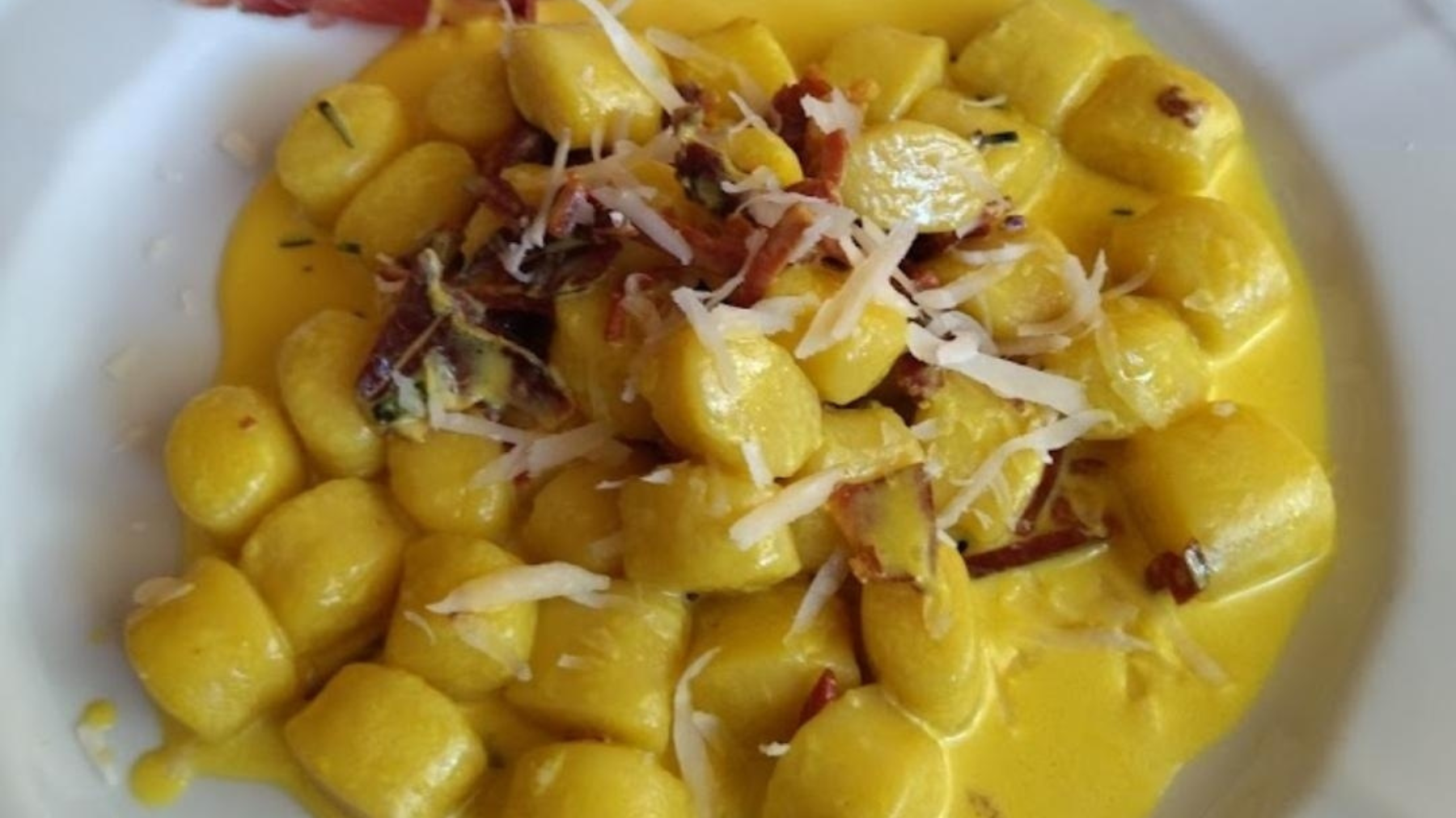 gnocchetti from the Shambalà refuge with saffron and crispy speck