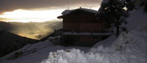 Rifugio Shambalà am Abend mit Sonne, die durch die Wolken scheint