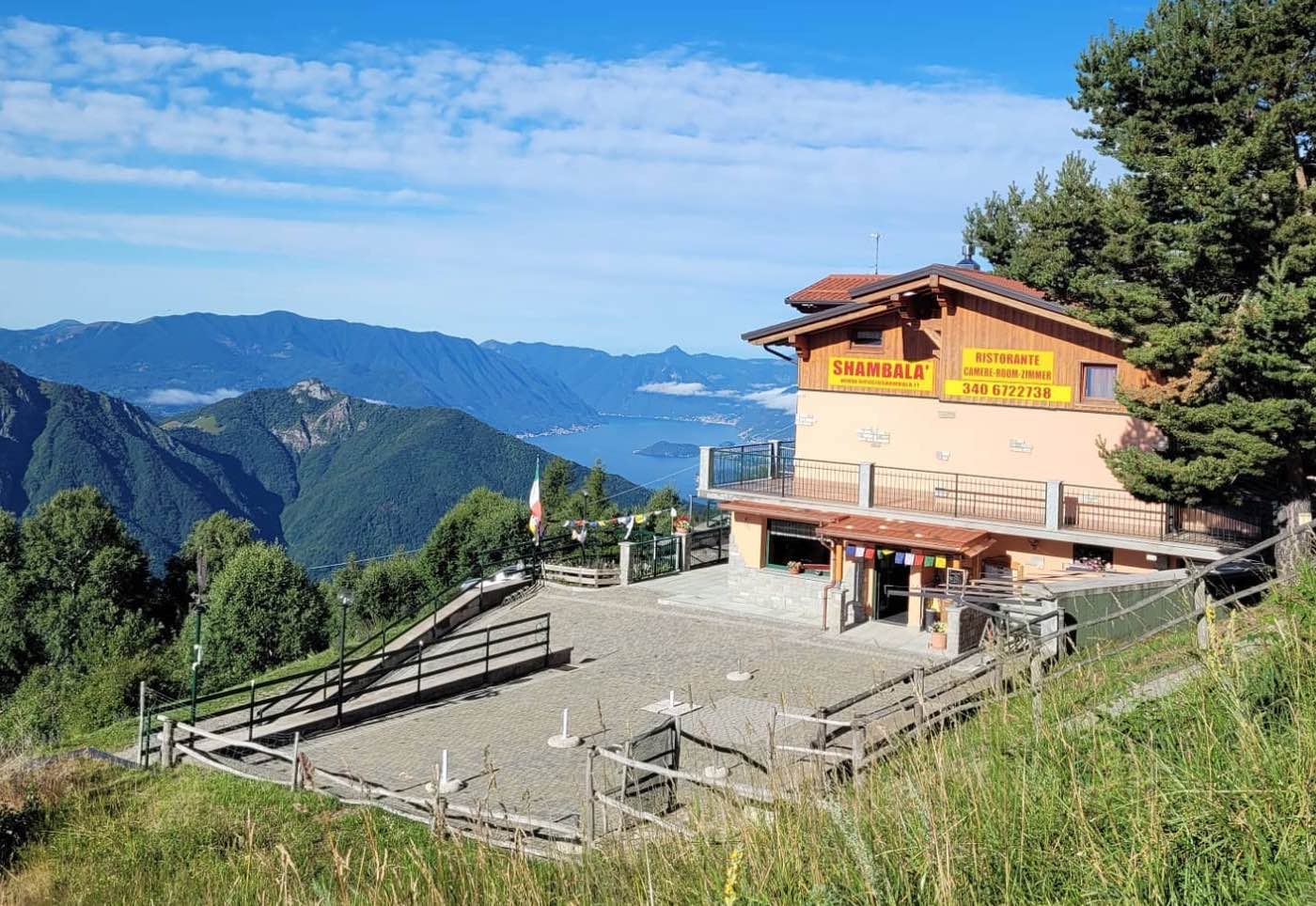 Rifugio Shambalà und der Comer See im Hintergrund