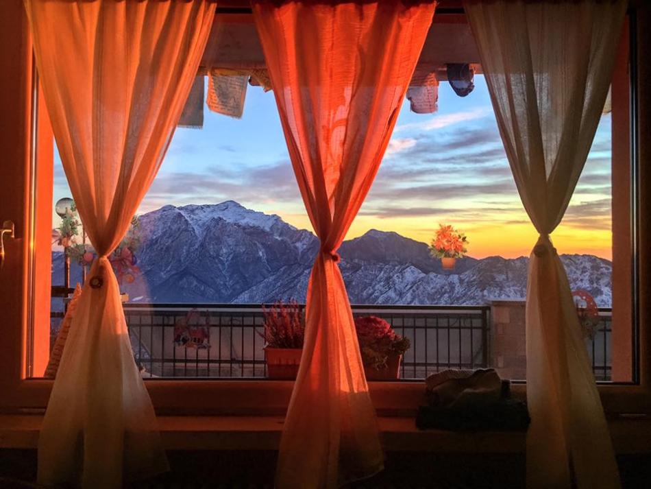 vista sulla grigna dalla finestra del rifugio shambalà