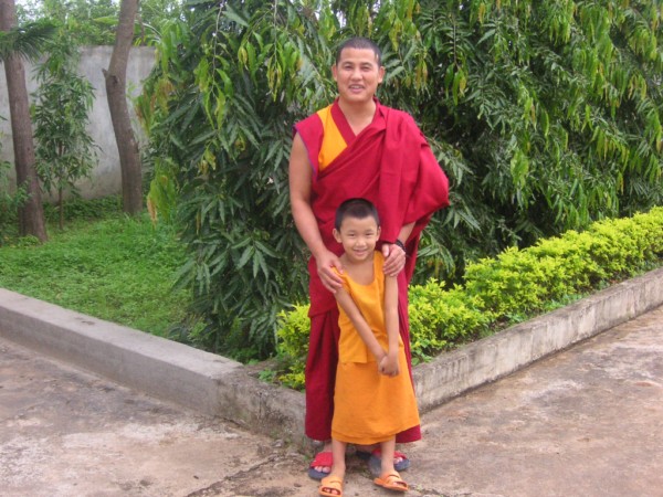 monaco tibetano in visita al rifugio shambalà