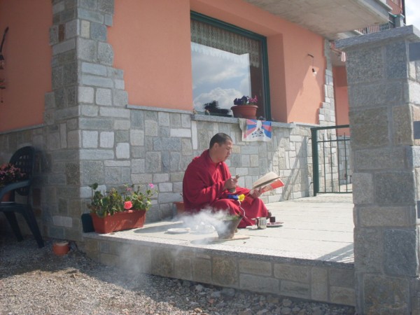 monaco tibetano in preghiera al rifugio shambalà