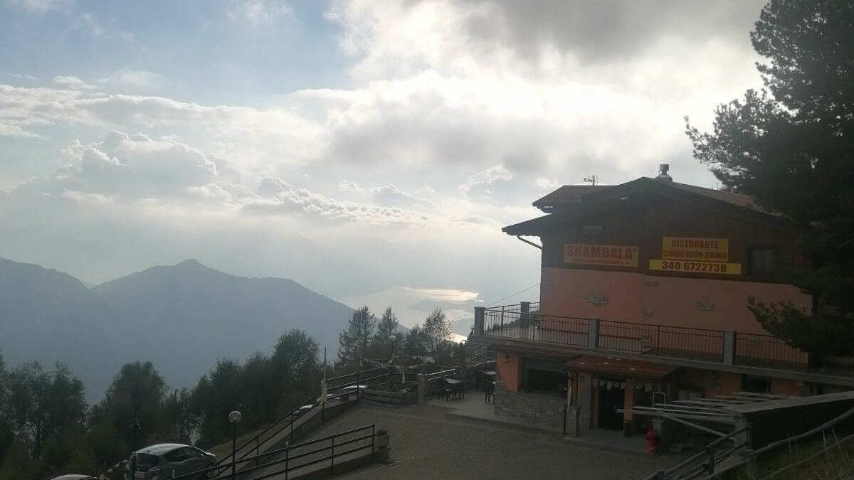 Rifugio Shambalà in autumn with lake view