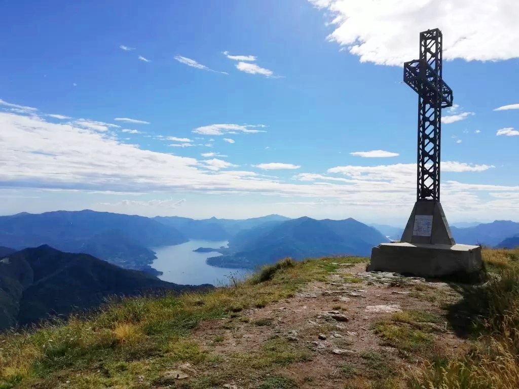 croce di giumello e lago di como sullo sfondo