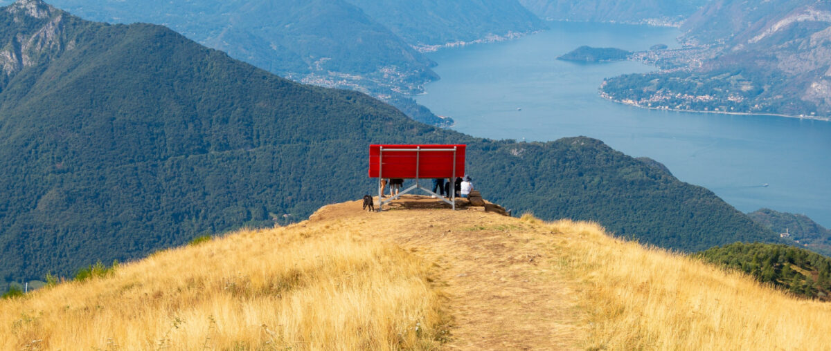 Die Riesenbank in Giumello mit Blick auf den Comer See